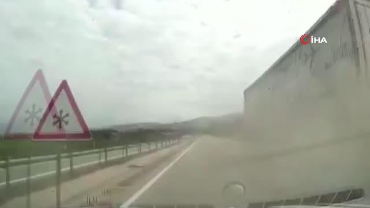 Tekeri patlayarak alev alan tır güvenlik kamerasına yansıdı