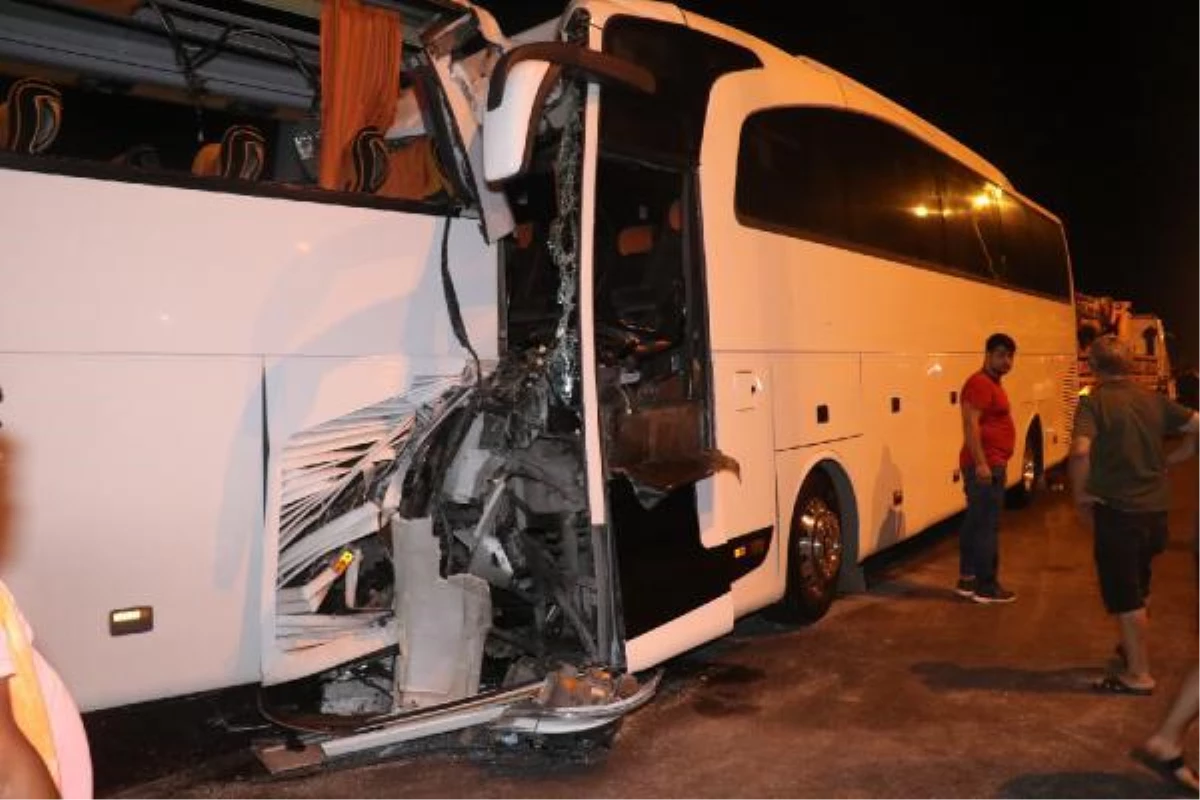 Tur ile yolcu otobüsleri çarpıştı: 2\'si ağır, 25 yaralı