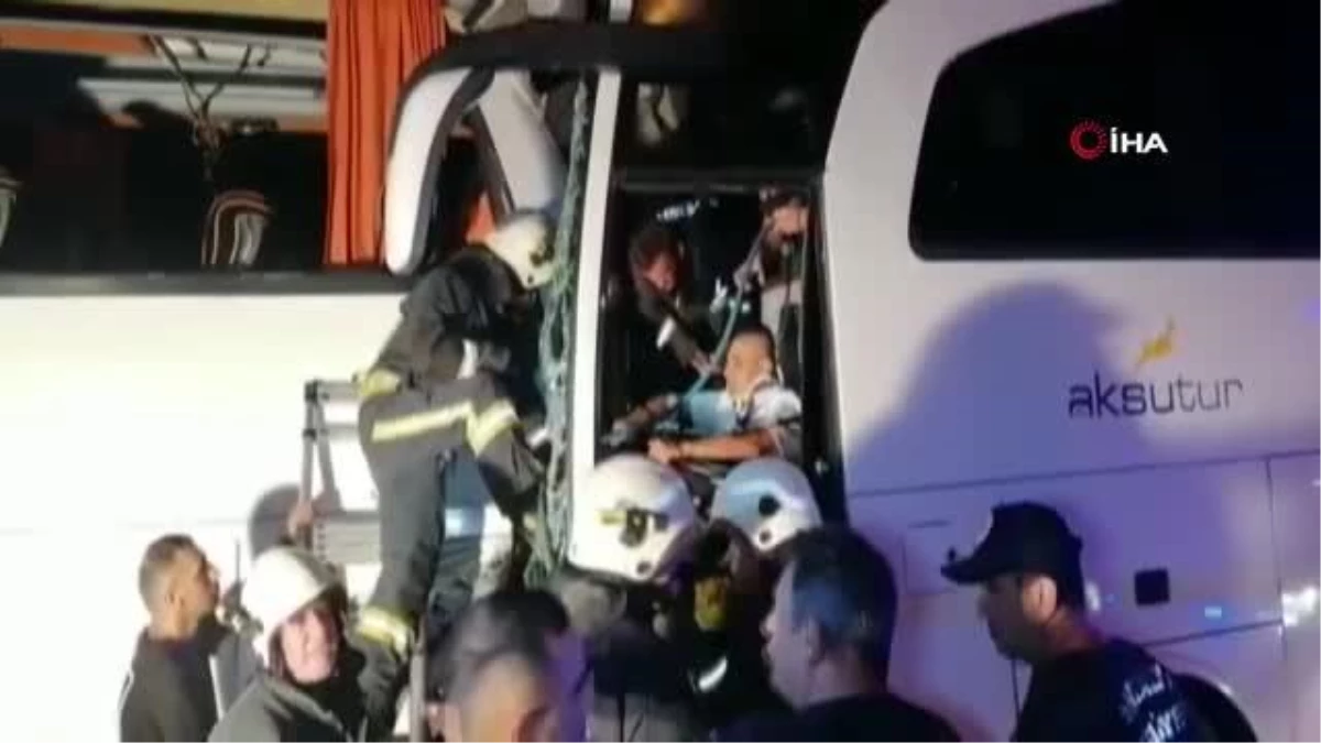 Tur otobüsü yolcu otobüsüne arkadan çarptı: 2\'si ağır 25 yaralı