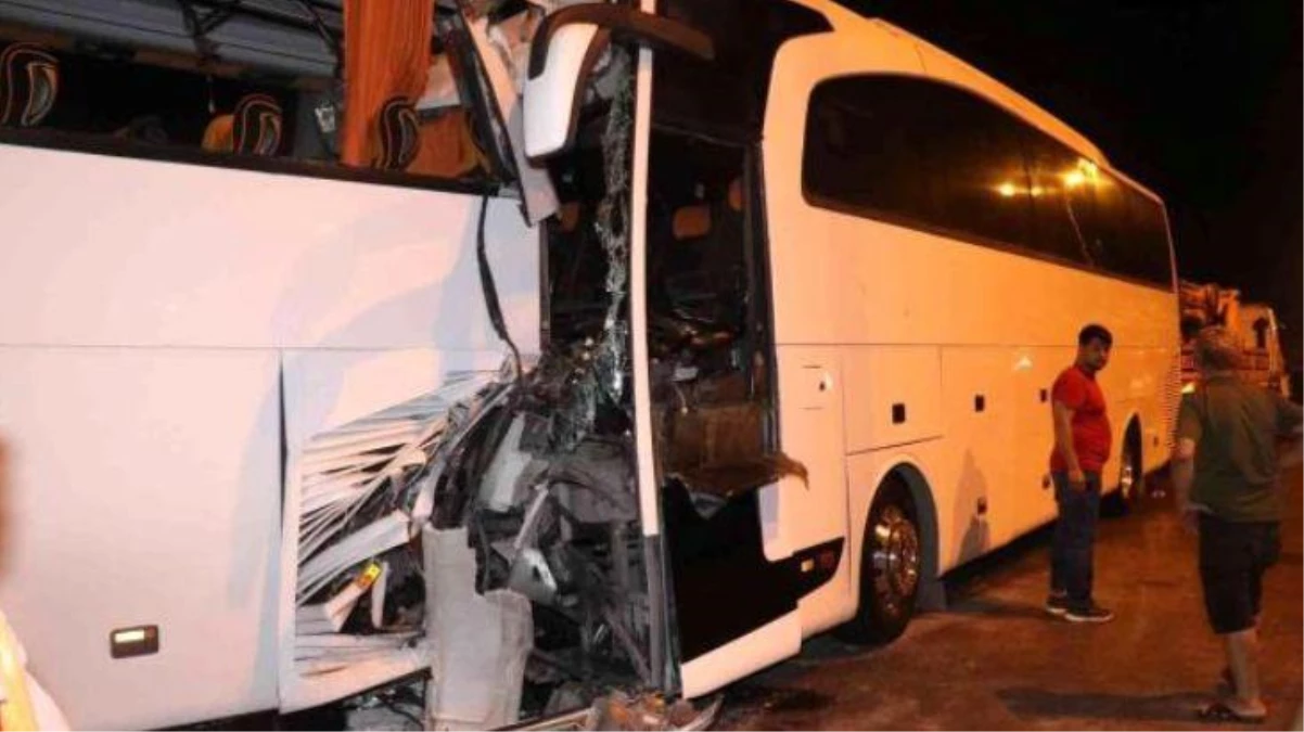 Tur otobüsü yolcu otobüsüne vurdu: Çok sayıda yaralı var