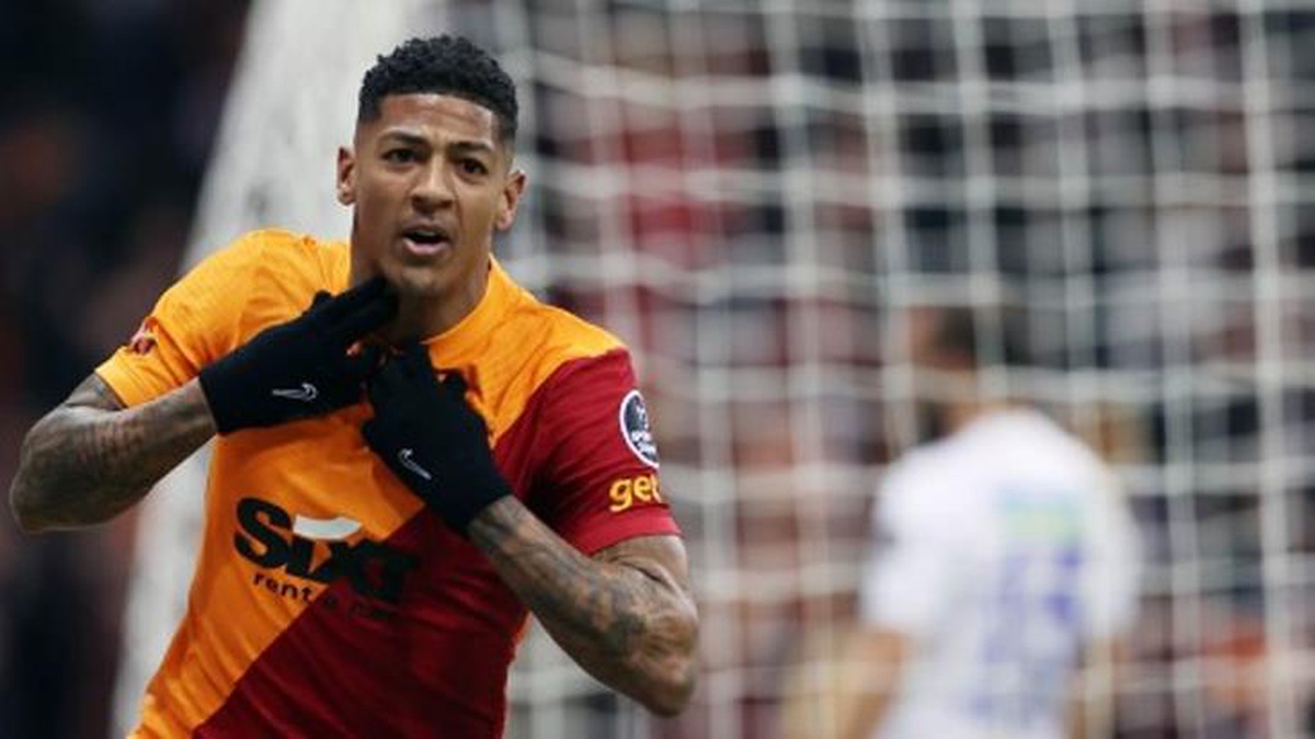 Galatasaray\'ın Hollandalı yıldızı Aanholt\'a ırkçı saldırı: Utanıyorum