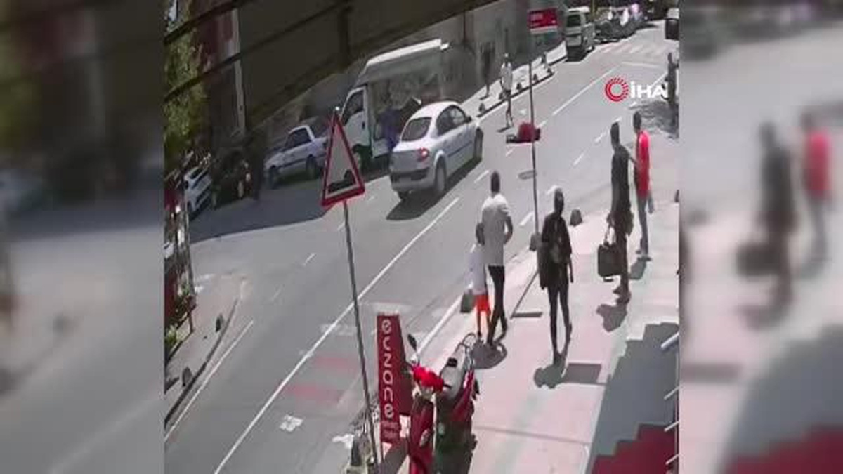 Yaya geçidinde kadına araba çarptı, o anlar güvenlik kamerasına yansıdı