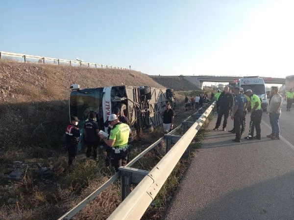 Yolcu otobüsü şarampole yuvarlandı: 1 ölü, 30 yaralı