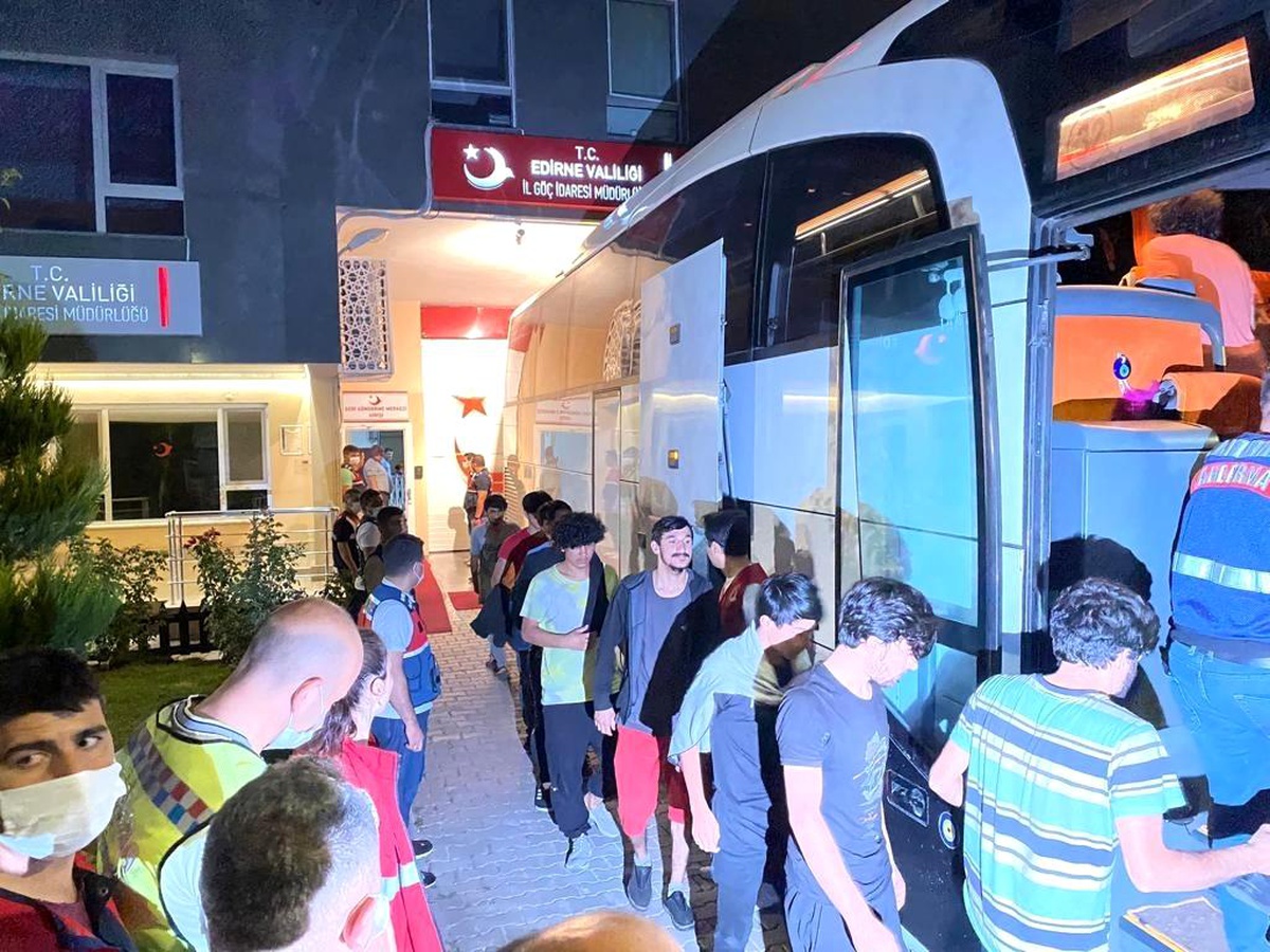 227 Afgan göçmen sınır dışı edilmek üzere İstanbul\'a gönderildi