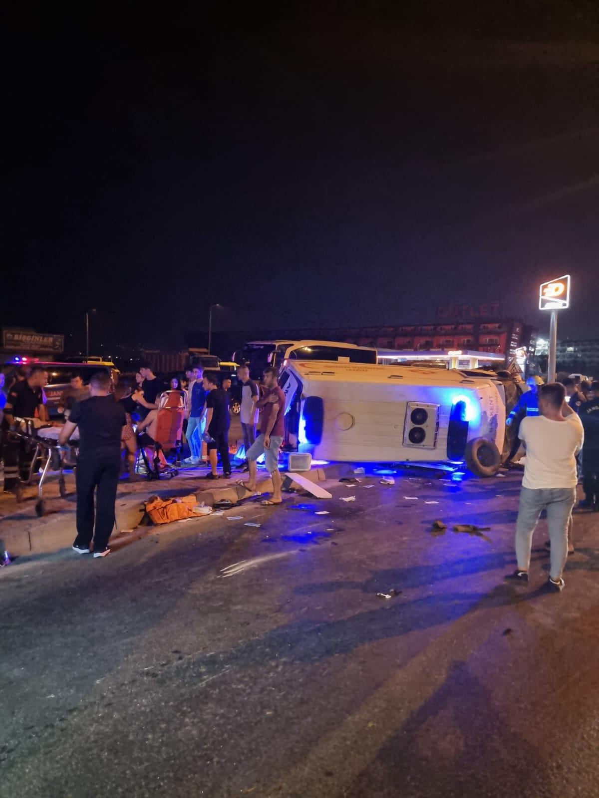 Alanya\'da ambulans ile otomobilin çarpıştığı kazada 3 kişi yaralandı