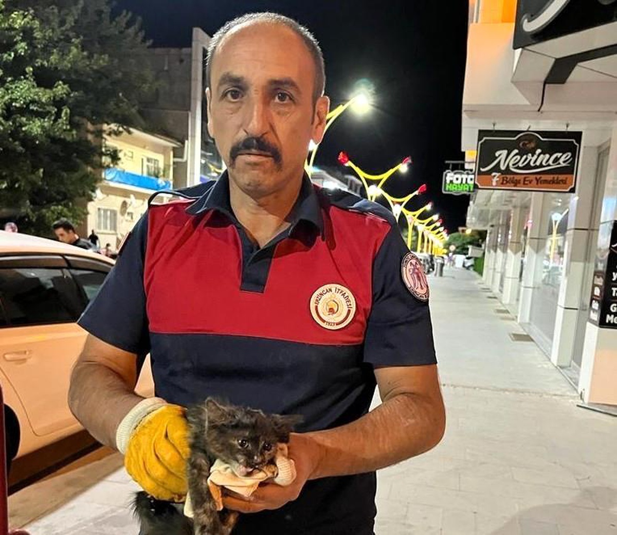 Araçta sıkışan yavru kedi itfaiye ekiplerince kurtardı