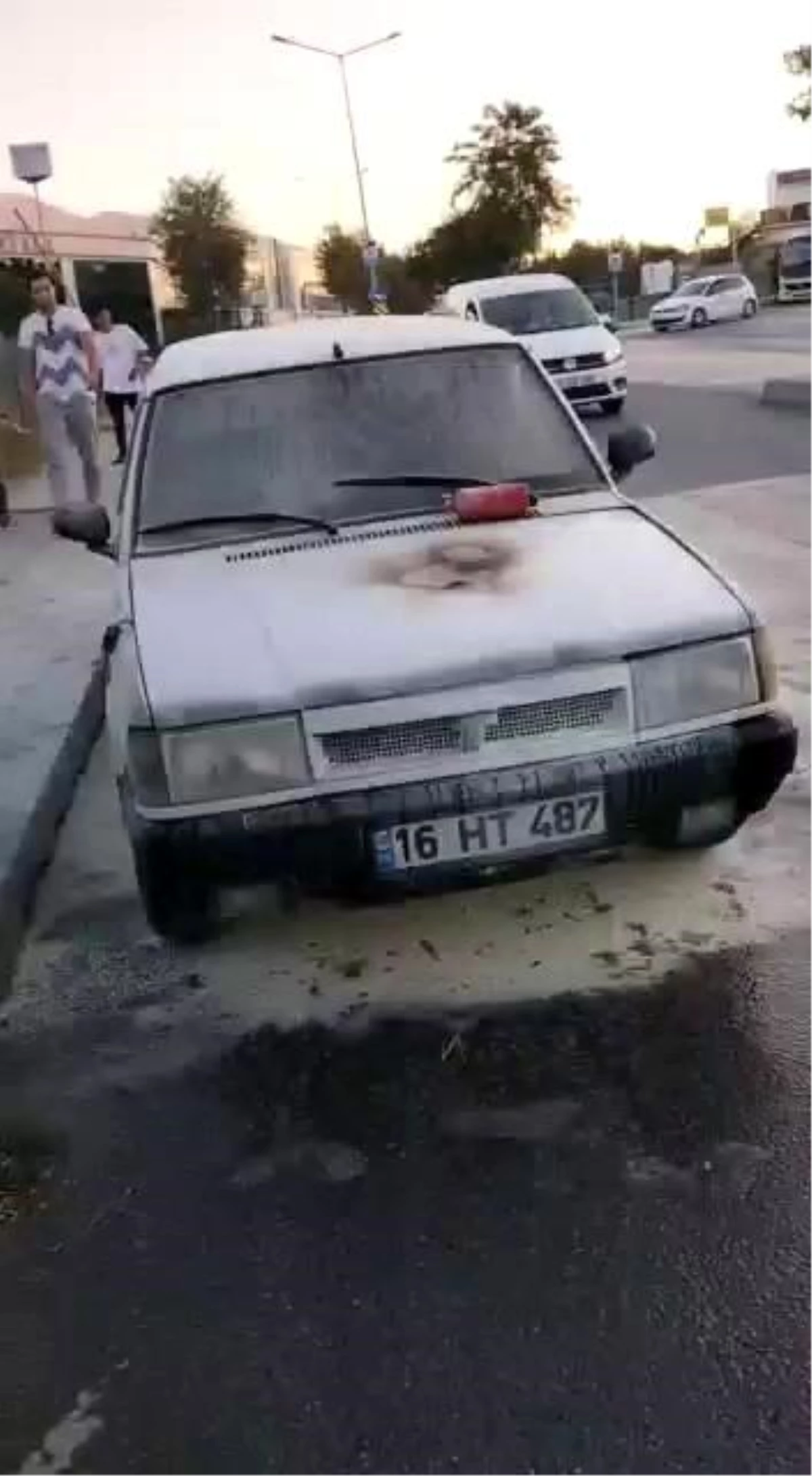 Arnavutköy\'de seyir halindeki otomobil alev aldı, vatandaşlar yangın tüpüyle müdahale etti