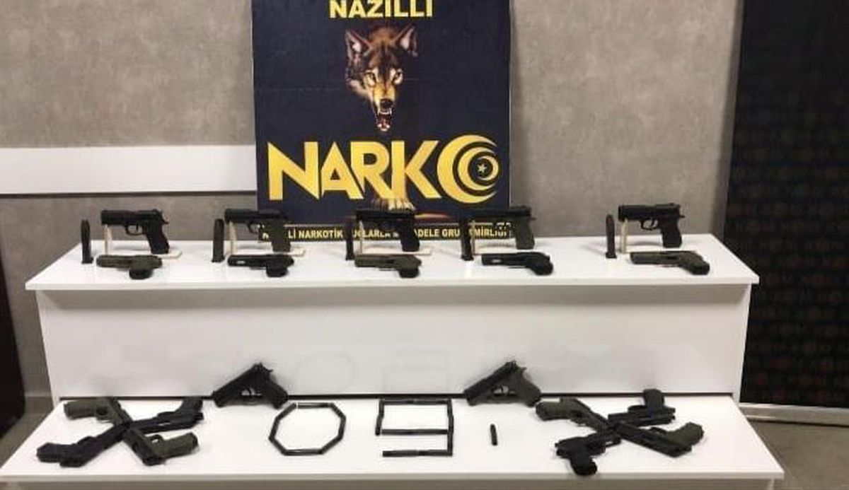 Nazilli\'de otomobil gizlenmiş 9 adet silah ele geçirildi