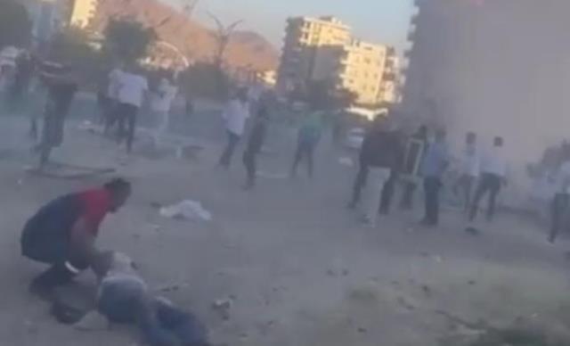 Bakan Soylu, Mardin'deki kazada 3. bir tır olduğu ve polislerin lastiklerine ateş ettiği iddiasını yalanladı Bakan Soylu, Mardin'deki kazada 3. bir tır olduğu ve polislerin lastiklerine ateş ettiği iddiasını yalanladı