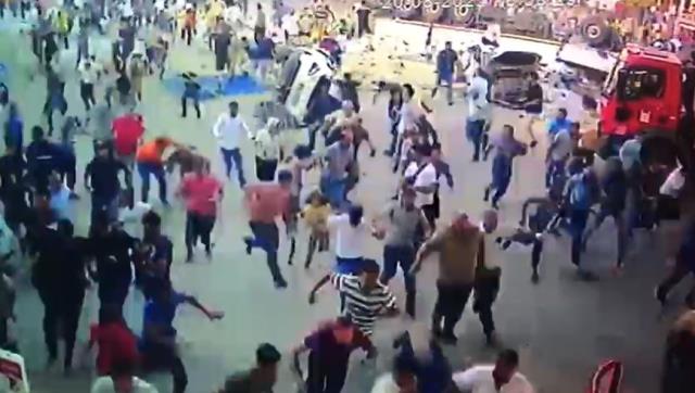 Bakan Soylu, Mardin'deki kazada 3. bir tır olduğu ve polislerin lastiklerine ateş ettiği iddiasını yalanladı Bakan Soylu, Mardin'deki kazada 3. bir tır olduğu ve polislerin lastiklerine ateş ettiği iddiasını yalanladı