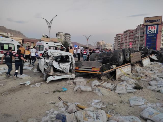 Bakan Soylu, Mardin'deki kazada 3. bir tır olduğu ve polislerin lastiklerine ateş ettiği iddiasını yalanladı Bakan Soylu, Mardin'deki kazada 3. bir tır olduğu ve polislerin lastiklerine ateş ettiği iddiasını yalanladı