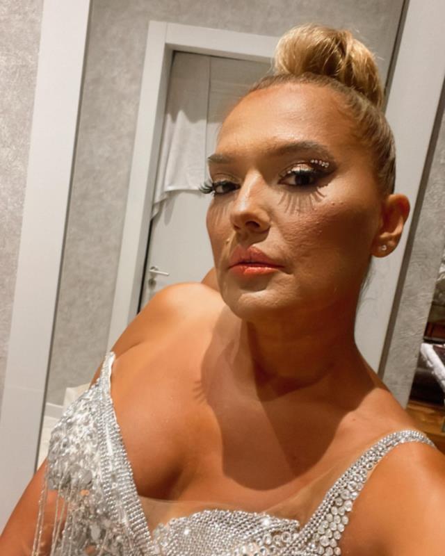 Demet Akalın'ndan 'Göğüslerini biraz daha aç, terbiyesizsin' diyen takipçine tokat gibi cevap