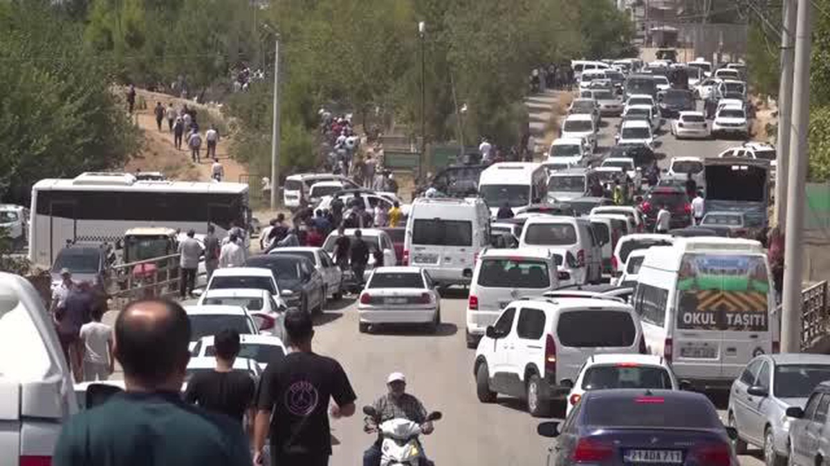 Derik\'teki kazada hayatını kaybedenler toprağa veriliyor