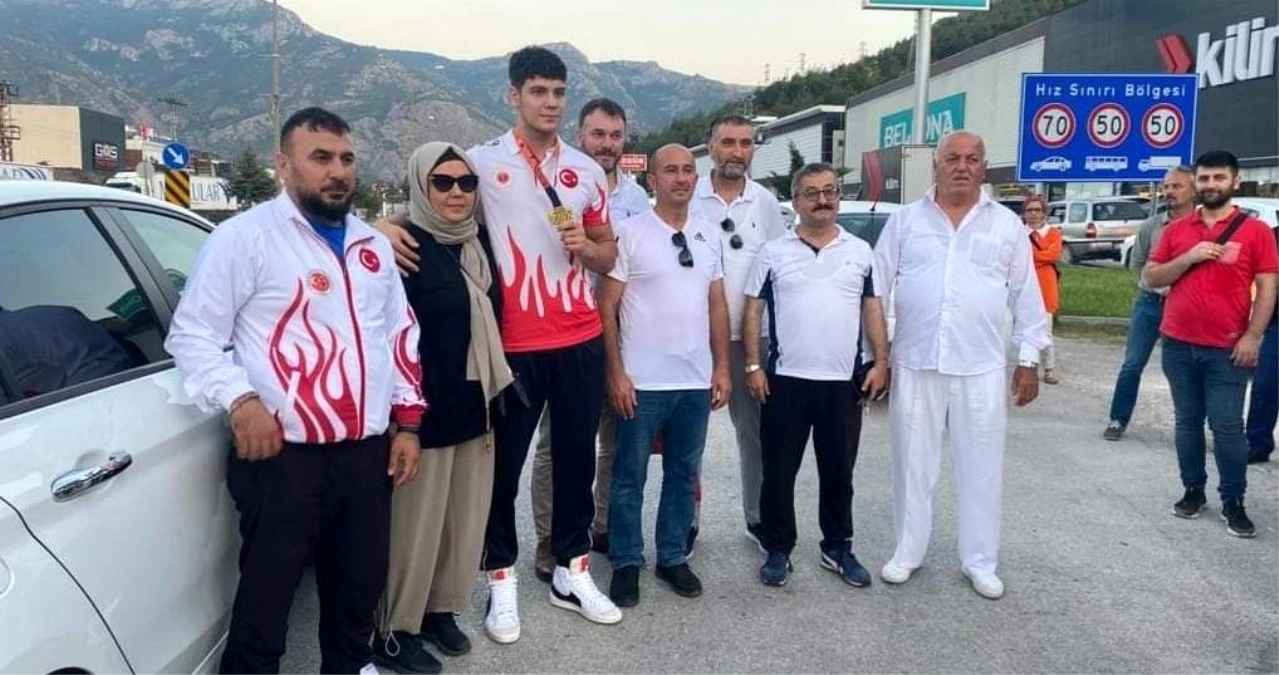 Dünya şampiyonu Osman Furkan Karakaya, Amasya\'da coşkuyla karşılandı