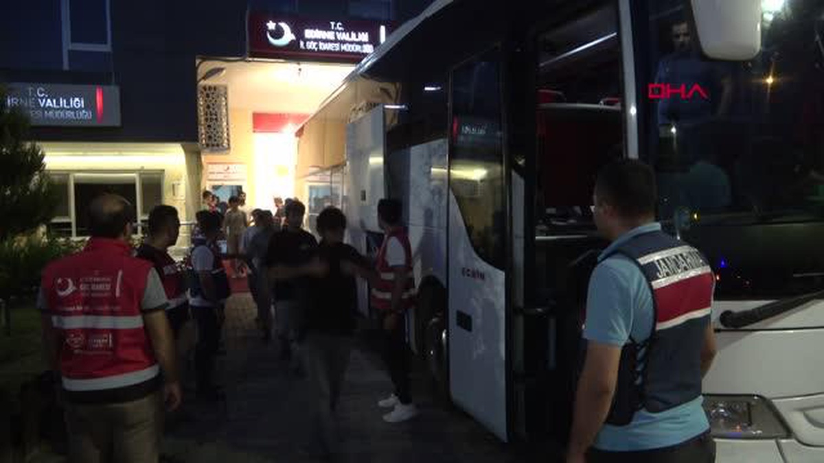 EDİRNE\'DEN 227 AFGAN GÖÇMEN, SINIR DIŞI EDİLMEK ÜZERE İSTANBUL\'A GÖNDERİLDİ