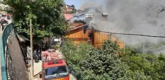 Erzincan'da ahşap evde çıkan yangın, 4 eve daha sıçradı