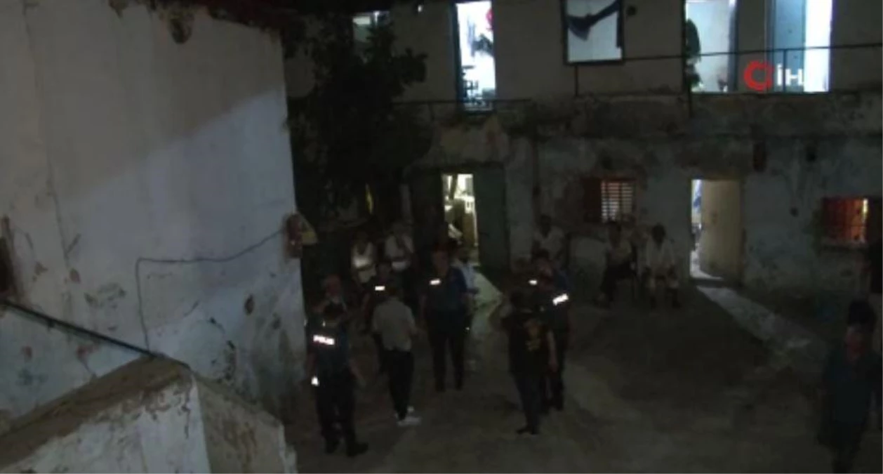 Fatih\'te hana polis baskını: 23 gözaltı