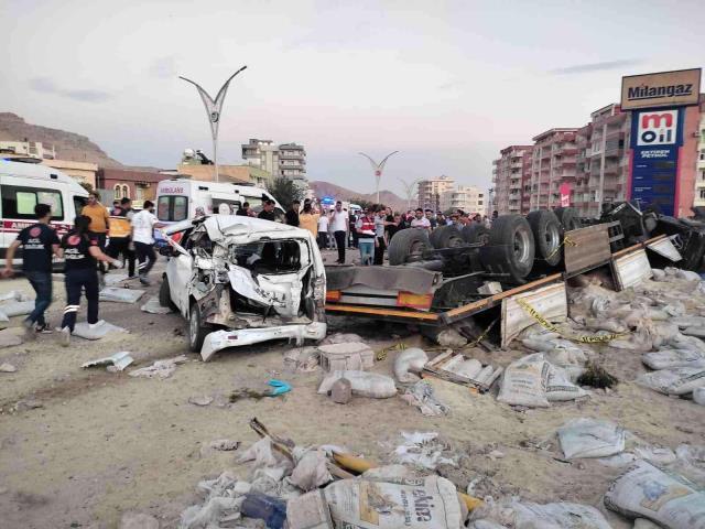 Freni patlayan tırın kalabalığın arasına daldığı kazada bilanço ağırlaşıyor: 19 ölü, 6'sı ağır 26 yaralı Freni patlayan tırın kalabalığın arasına daldığı kazada bilanço ağırlaşıyor: 19 ölü, 6'sı ağır 26 yaralı