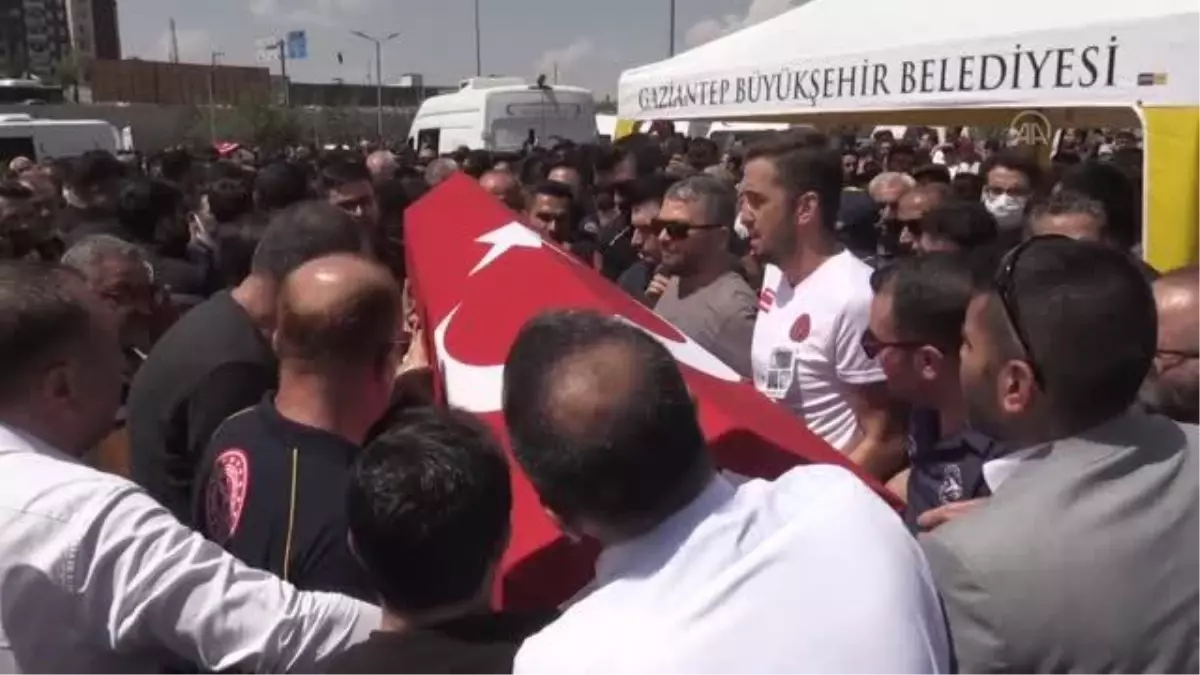 GAZİANTEP - Trafik kazasında hayatını kaybeden sağlık çalışanları ve İHA muhabiri Tanrıöver için tören düzenlendi