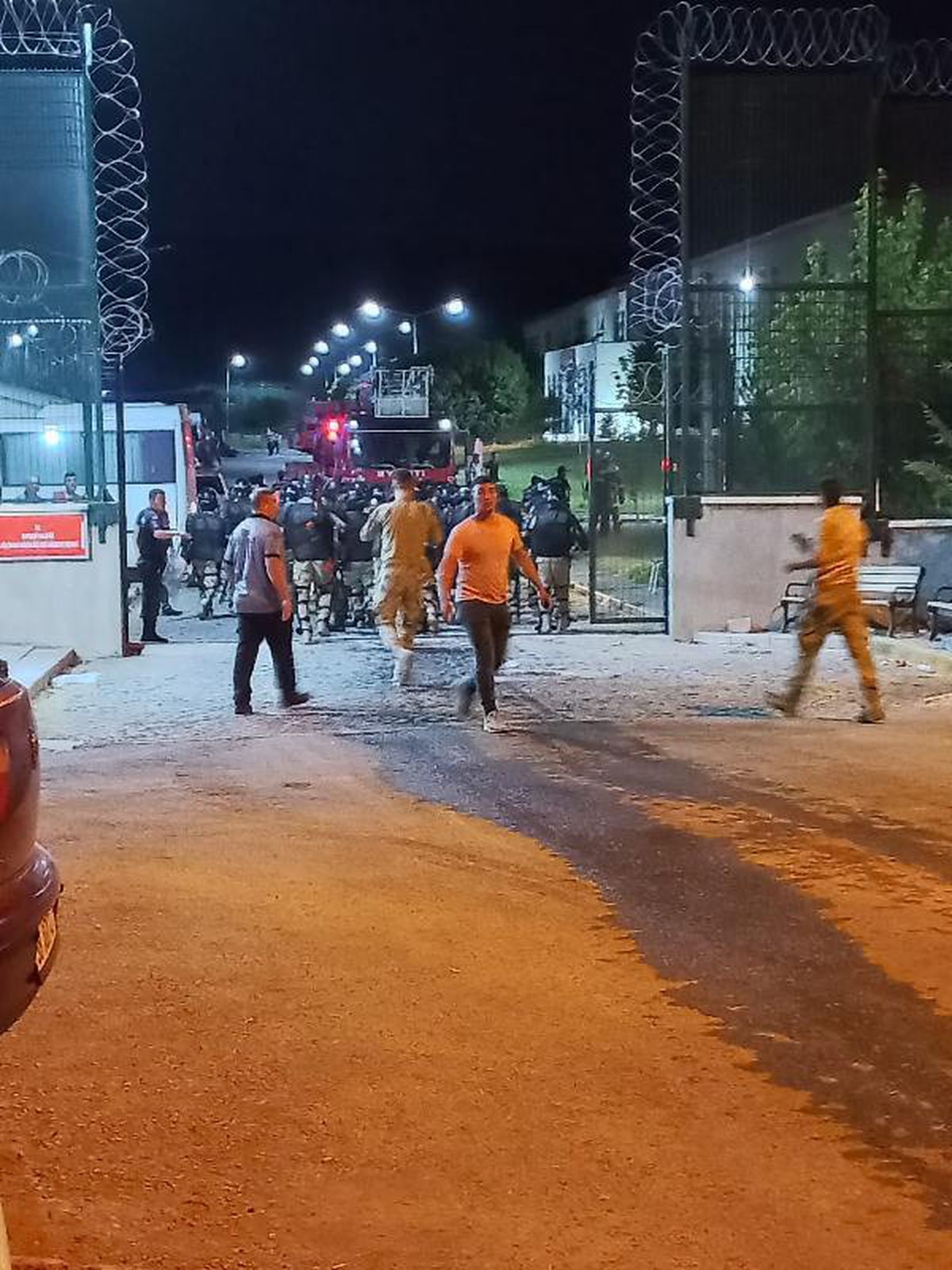 Geri Gönderme Merkezi\'nde yangın çıkaran 20 kişiye tutuklama