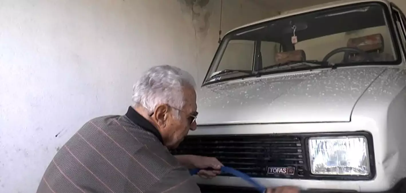 Görme engelli Ömer, eşinden kalan aracı her ay elleriyle yıkıyor