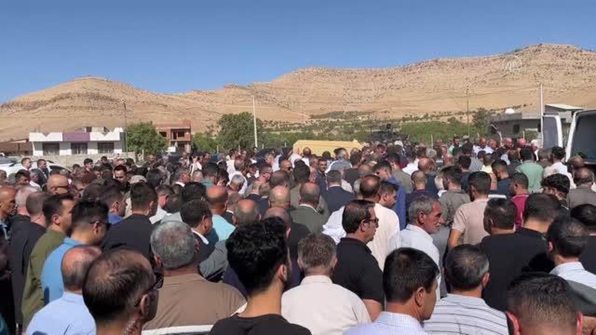 İçişleri Bakanı Soylu, trafik kazasında hayatını kaybeden İrfan Aytaş\'ın Derik\'te kılınan cenaze namazına katıldı