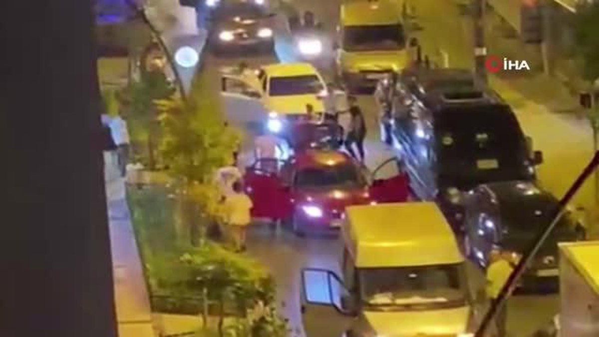 Kağıthane\'de asker eğlencesinde konvoy yapan bir grup caddeyi trafiğe kapatarak eğlendi