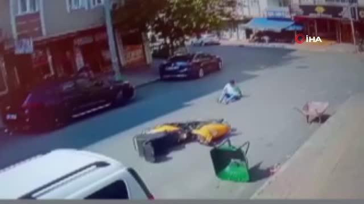 İstanbul\'daki iki farklı kuryenin kazası kameraya yansıdı