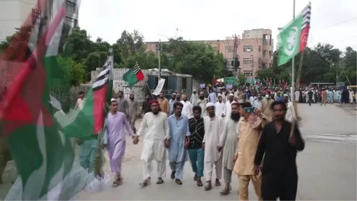 Karaçi\'de İmran Han\'a karşı protesto yürüyüşü düzenlendi