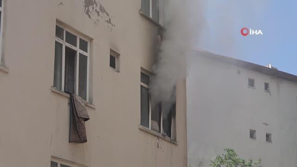 Çakmakla oynarken evi yaktı: 3 kişi dumandan etkilendi