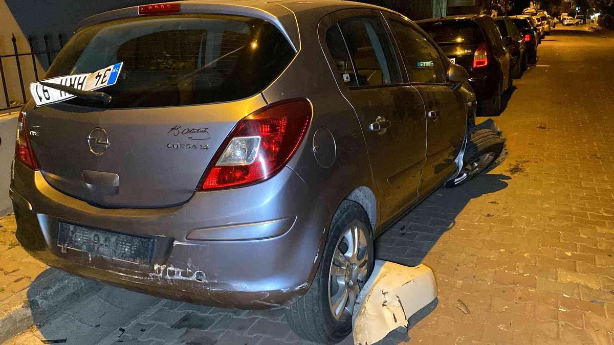 Küçükçekmece\'de polisten kaçan otomobil park halindeki araçlara çarptı