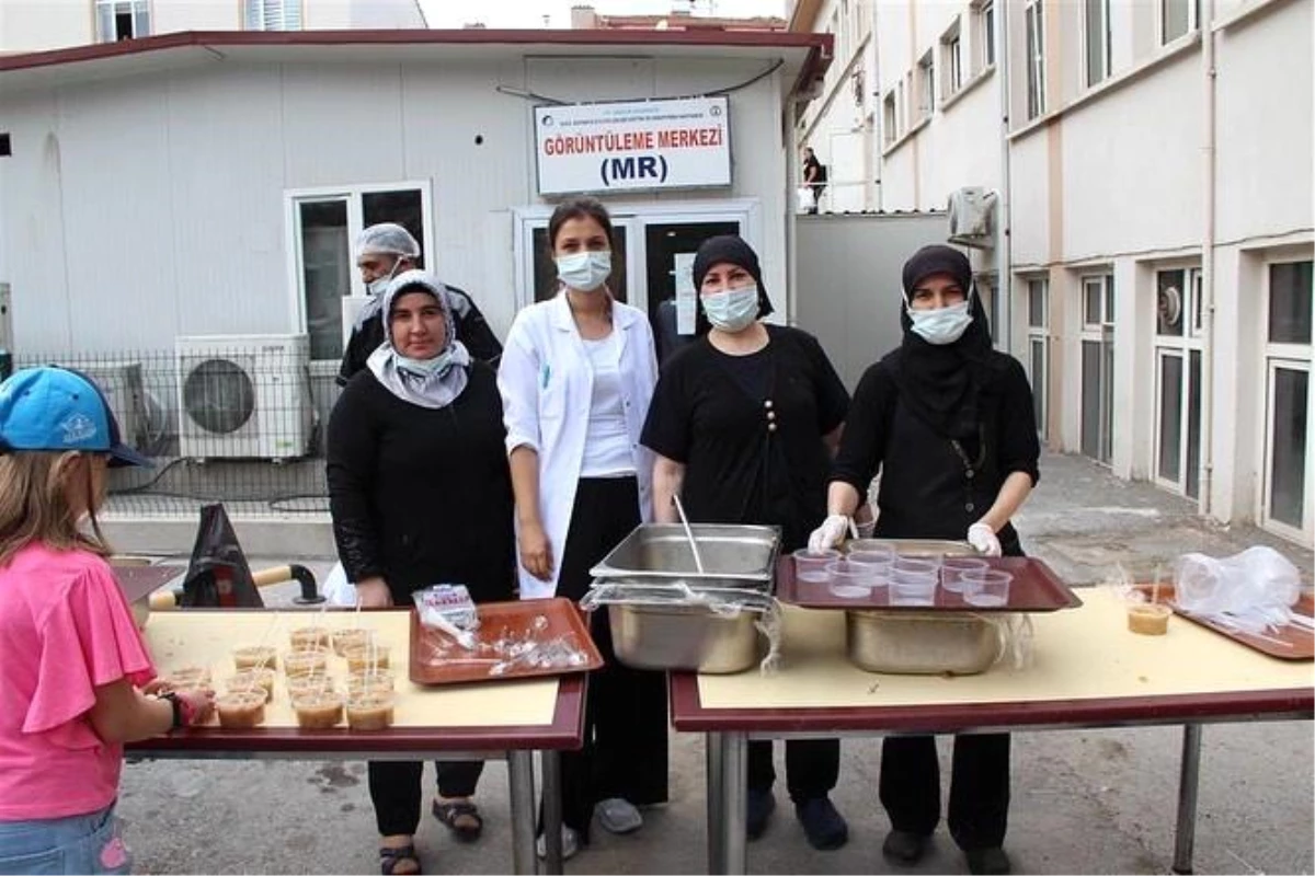 Kütahya Evliya Çelebi Hastanesi çalışanlarından aşure ikramı