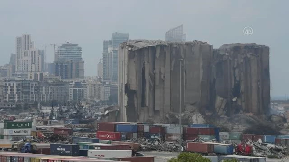 Lübnan\'da liman patlamasının sembolü silodan dumanlar yükselmeye devam ediyor
