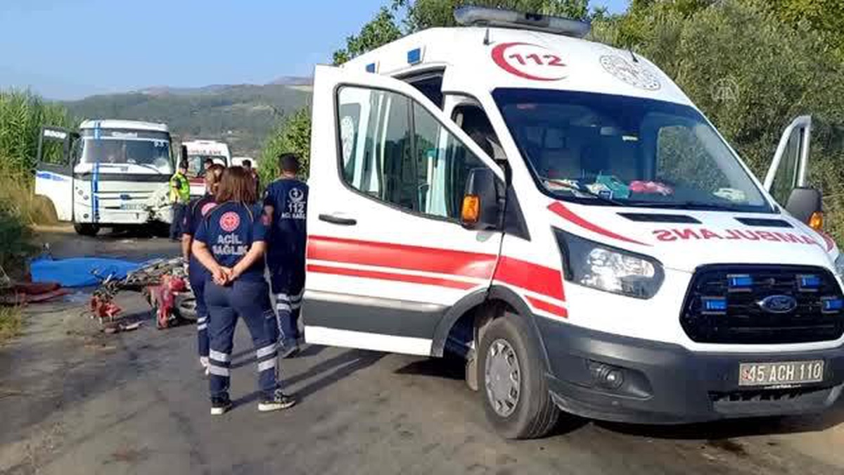 Manisa\'da midibüsle çarpışan motosikletin sürücüsü hayatını kaybetti