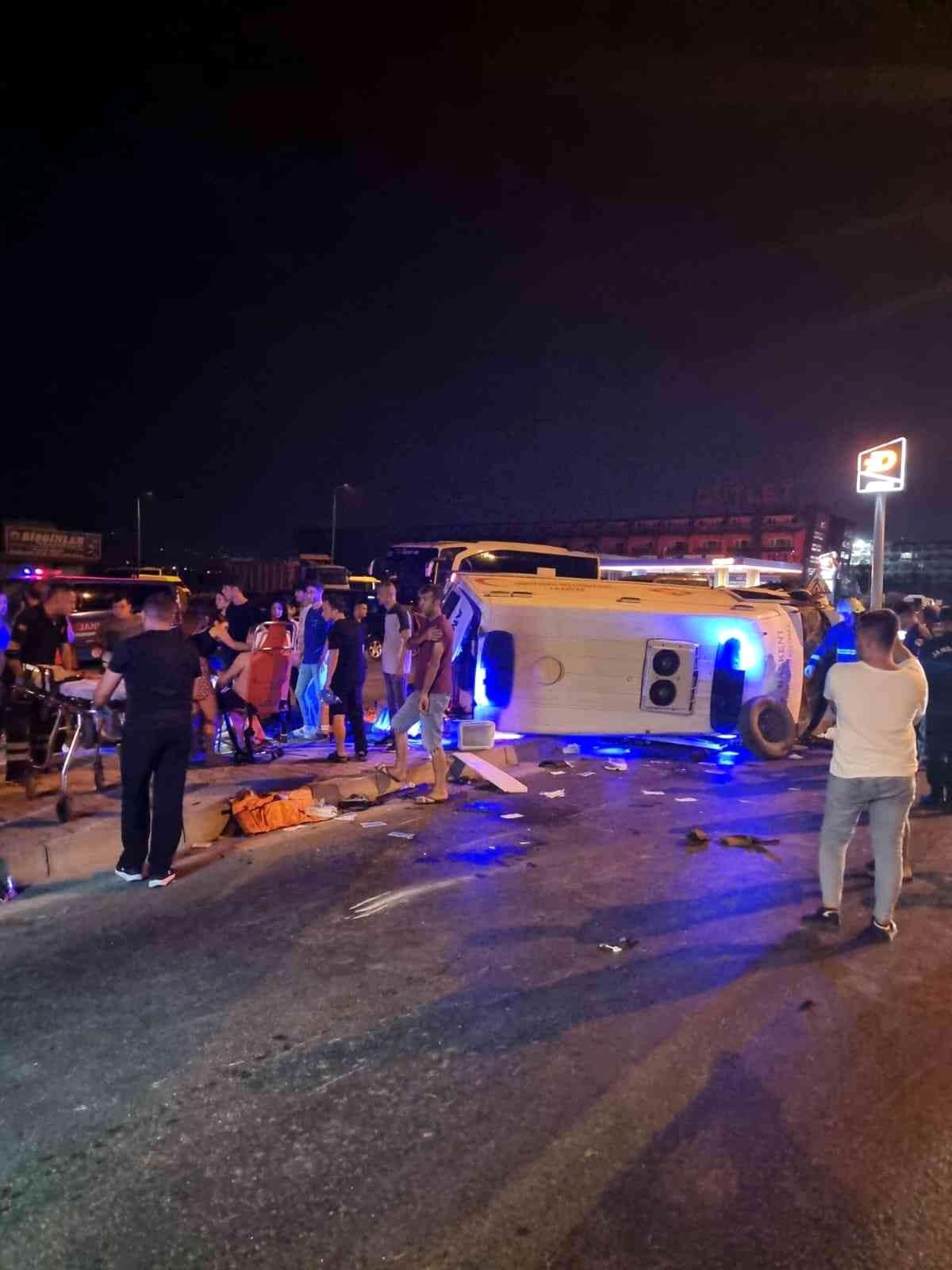 Otomobilin çarptığı ambulansta 3 kişi yaralandı