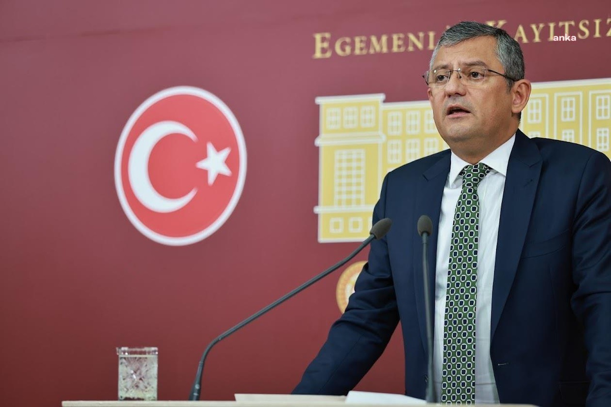 Özgür Özel\'den Cumhurbaşkanı Erdoğan\'a \'Üzüm Fiyatı\' Tepkisi: "Bu Fiyat, Üzüm Üreticisine ve Manisa\'ya Hakarettir"