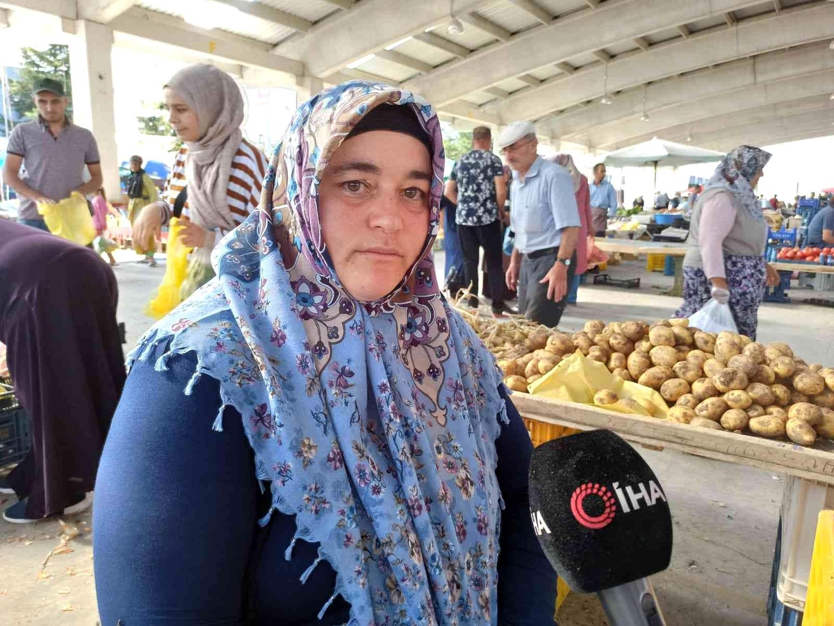Pazarda patates satarak kazandığı 300 bin TL\'lik altınlarını çaldılar