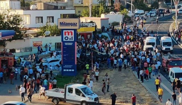 Son Dakika: Mardin'deki 20 kişinin can verdiği kazaya ilişkin gözaltına alınan 2 kişi şoför tutuklandı Son Dakika: Mardin'deki 20 kişinin can verdiği kazaya ilişkin gözaltına alınan 2 kişi şoför tutuklandı