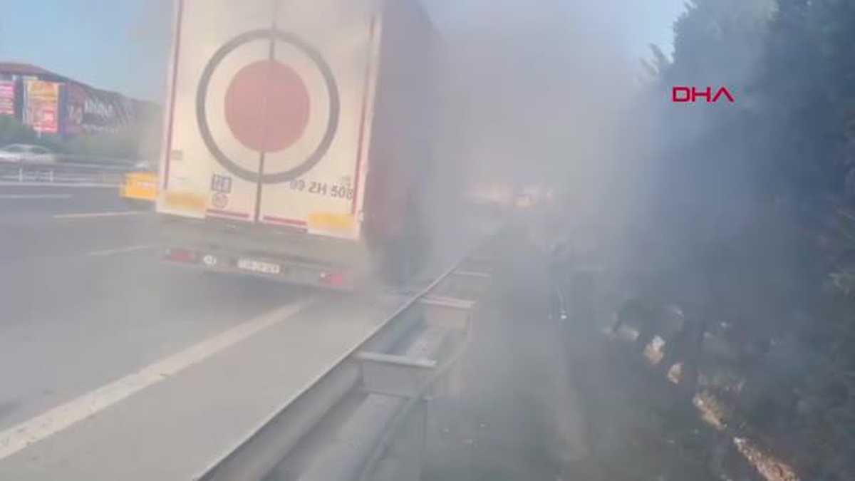 TEM OTOYOLU\'NDA TIR DORSESİ YANDI