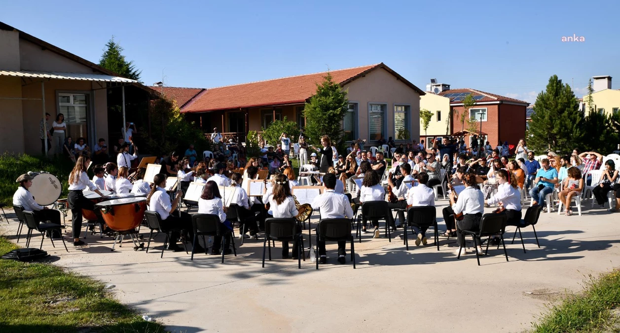 Tepebaşı Belediyesi\'nin Gençlik Senfoni Orkestrası Dinleyiciyle Buluştu