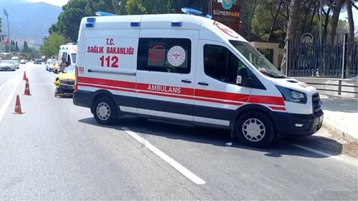 Manisa\'da ticari taksi ve otomobilin çarpışması sonucu 3 kişi yaralandı