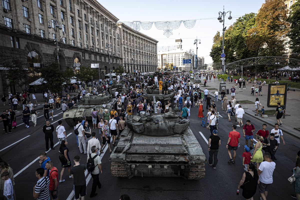 Ukrayna tarafından ele geçirilen Rus askeri zırhlıları Kiev\'de sergileniyor