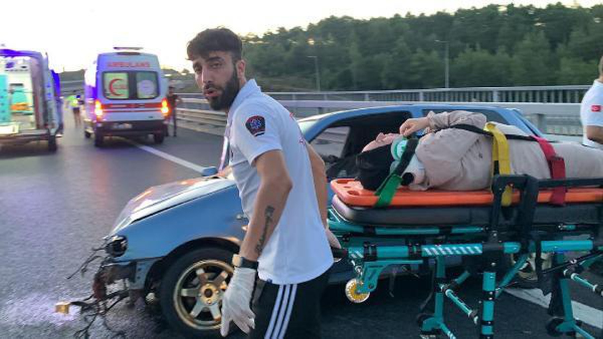 ÜMRANİYE\'DE OTOMOBİL BARİYERLERE ÇARPTI: 5 YARALI
