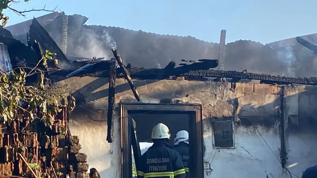 Zonguldak\'ta çıkan yangında dumandan etkilenen yaşlı adam öldü