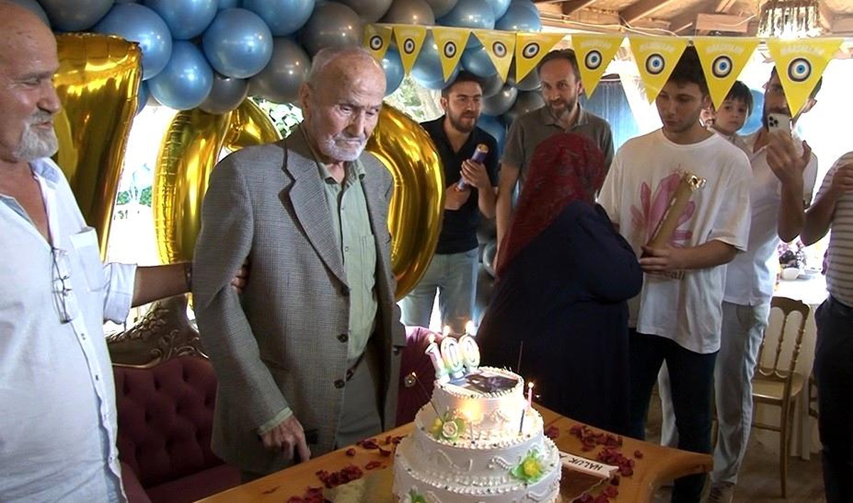 100 yıl boyunca hiç kutlamadığı doğum gününü torunlarının sürprizi ile kutladı