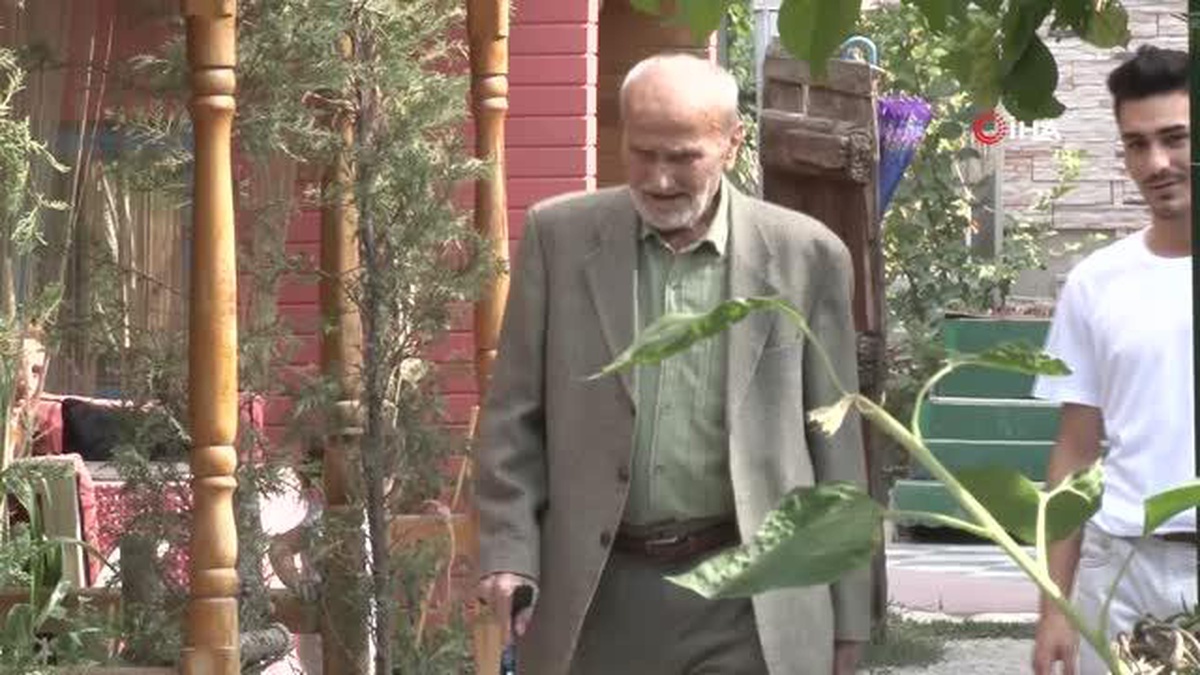 100 yıl boyunca hiç kutlamadığı doğum gününü torunlarının sürprizi ile kutladı