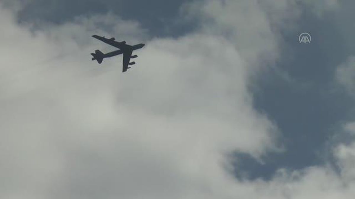 ABD'nin B52 bombardıman uçakları Üsküp semalarında