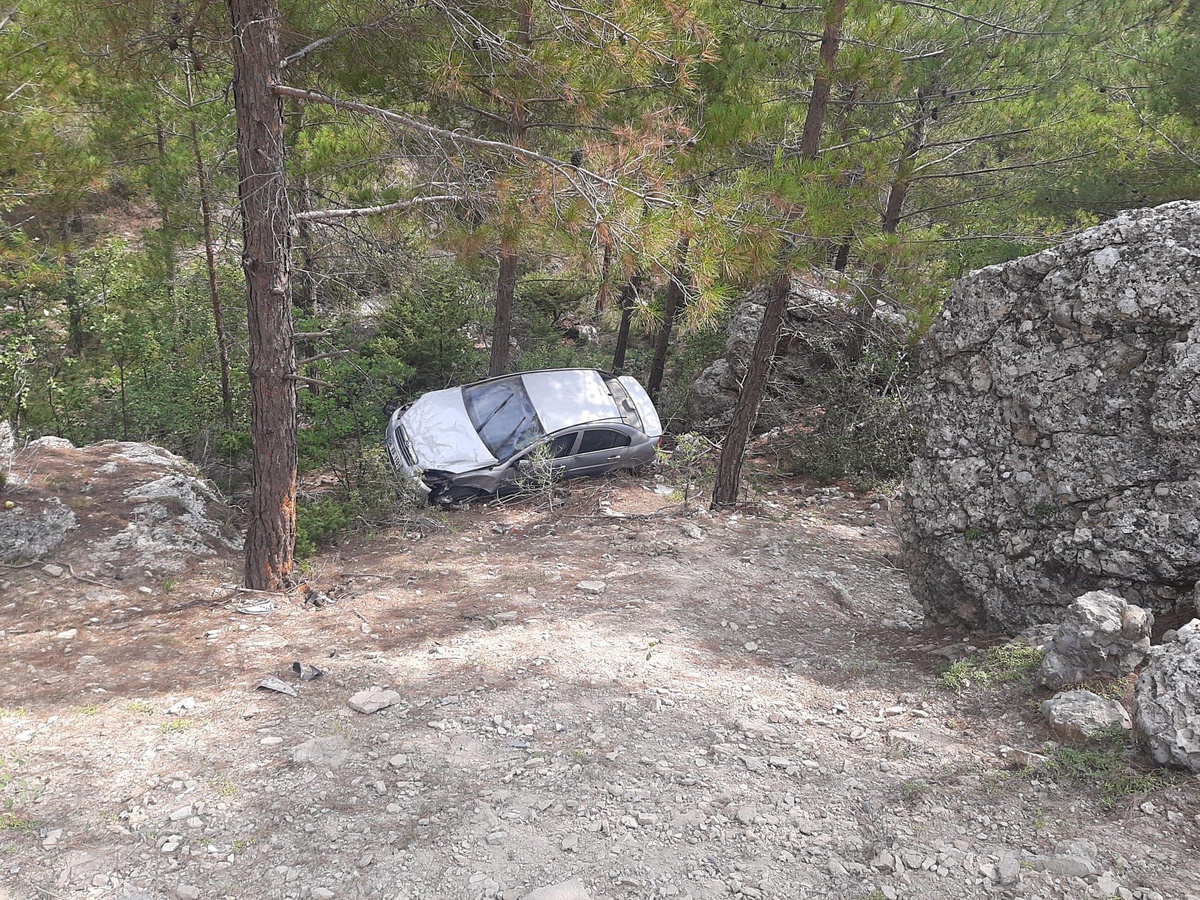 Adana\'da uçuruma yuvarlanan otomobildeki 2 kişi yaralandı