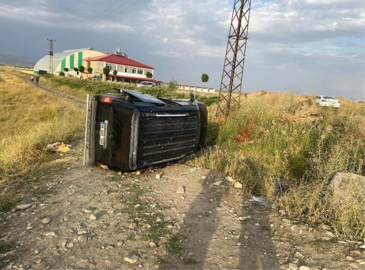 Ağrı\'da şarampole devrilen araçtaki 5 kişi yaralandı