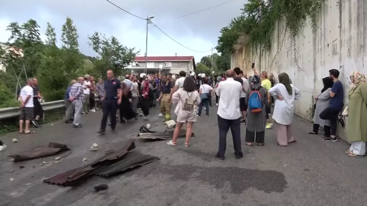 AKP\'li Beykoz Belediyesi\'nin Yıkım Ekipleri, Yürütmeyi Durdurma Kararına Rağmen Tokatköy Mahallesi\'ne Girdi, Mahalleli Polis ile Karşı Karşıya Geldi